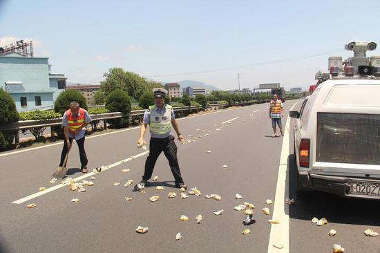 多方联动清除散落物