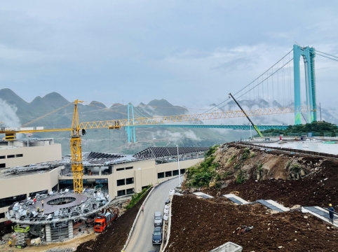 正在建设中的花江峡谷大桥及峡谷酒店 正在建设中的花江峡谷大桥及峡谷酒店