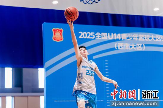 图为小球员在训练中。（主办方供图）