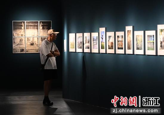 图为:展出的影像作品吸引市民。中新社记者 王刚 摄