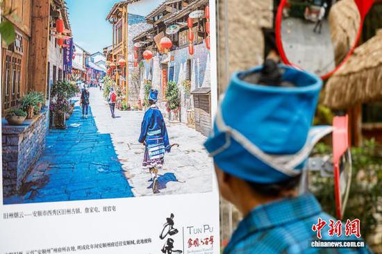 图为旧州古镇居民在看展。中新网记者瞿宏伦 摄 图为旧州古镇居民在看展。中新网记者瞿宏伦 摄