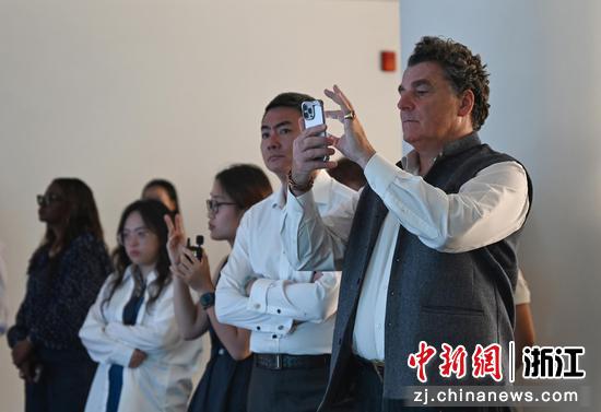 图为:英国嘉宾等在蚂蚁集团参观。中新社记者 王刚 摄