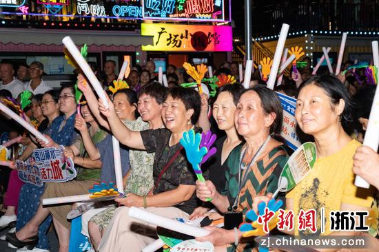 村民们在活动现场鼓掌呐喊。 缙云县委宣传部 供图