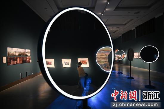 图为:展览现场的艺术装置呈现独特视觉效果。中新社记者 王刚 摄