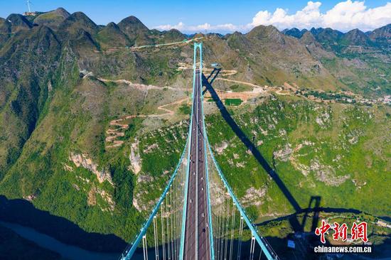 9月28日，世界第一高桥——贵州六枝至安龙高速公路花江峡谷大桥正式通车运营，标志着六安高速公路全线通车，两岸通行时间由2小时缩短至2分钟。