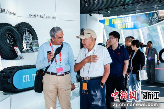 嘉宾代表参观企业。主办方 供图 嘉宾代表参观企业。主办方 供图