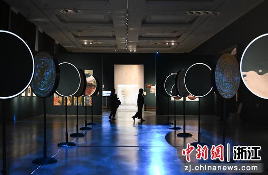 图为:市民进入展览现场观看作品。中新社记者 王刚 摄