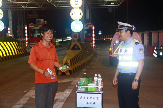 赠送解乏饮料给司机，情暖旅途