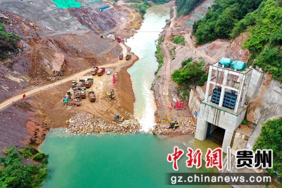 9月25日,拍摄的国家重大水利工程宣威水库枢纽工程截流现场(无人机拍摄)。潘希来 摄 9月25日,拍摄的国家重大水利工程宣威水库枢纽工程截流现场(无人机拍摄)。潘希来 摄