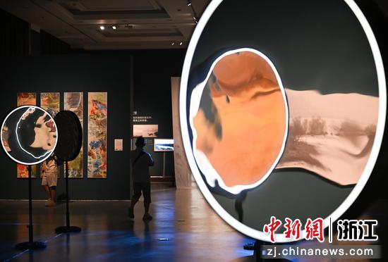 图为:市民参观展出的作品。中新社记者 王刚 摄