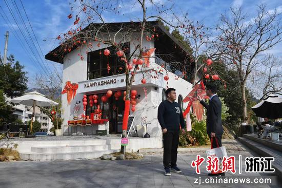 农行工作人员走访调研文旅配套设施。 农行温州分行 供图