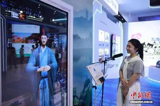 参观者与“苏东坡AI数字人”互动。孙杨洋 摄 参观者与“苏东坡AI数字人”互动。孙杨洋 摄