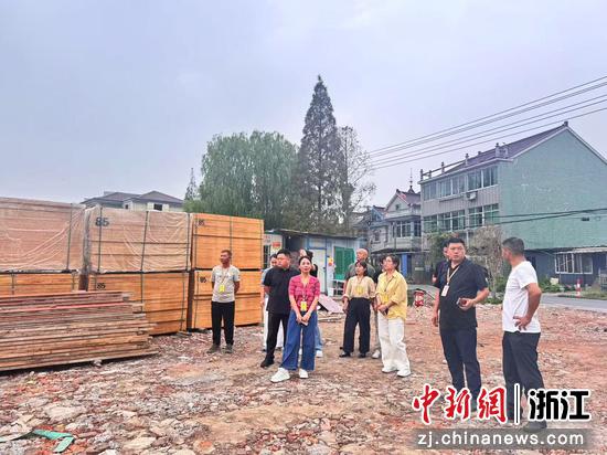 人大代表视察工地。和孚镇供图 人大代表视察工地。和孚镇供图