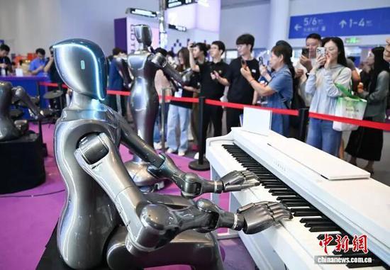 机器人为参观者弹奏乐曲。王刚 摄 机器人为参观者弹奏乐曲。王刚 摄