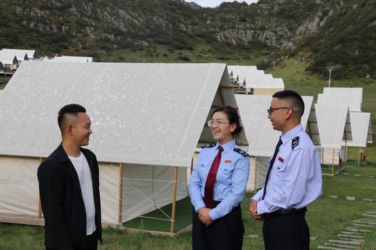 图为赫章县税务干部到阿西里西•二台坡山脊线露营地走访调研,为企业提供税费政策辅导和发票管理服务。邓萍 摄 图为赫章县税务干部到阿西里西•二台坡山脊线露营地走访调研,为企业提供税费政策辅导和发票管理服务。邓萍 摄