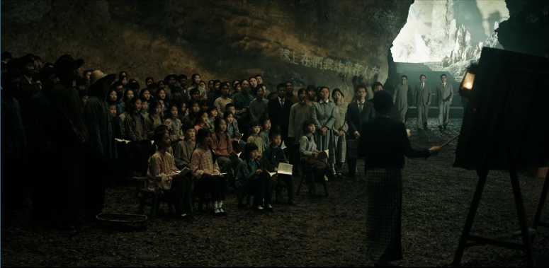 ▲电视剧《阵地》剧照:岩洞教学 ▲电视剧《阵地》剧照:岩洞教学