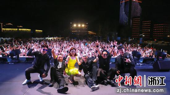 9月26日声声不息港乐经典金曲演唱会现场大合影。 临平大剧院供图