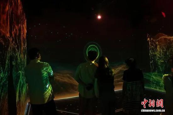 参观者沉浸式体验AI技术复刻的“榆林窟第25窟”。孙杨洋 摄 参观者沉浸式体验AI技术复刻的“榆林窟第25窟”。孙杨洋 摄