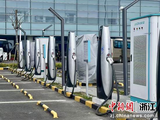 G60沪杭高速嘉兴服务区沪向充电桩区域。浙江商业集团 供图