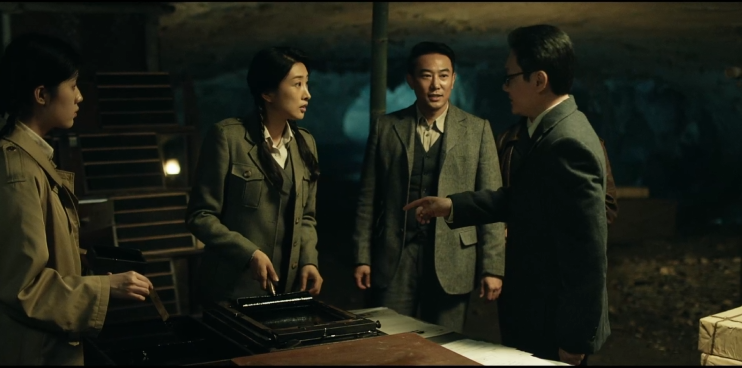 ▲电视剧《阵地》剧照:《救亡日报》在岩洞中继续印刷发行 ▲电视剧《阵地》剧照:《救亡日报》在岩洞中继续印刷发行