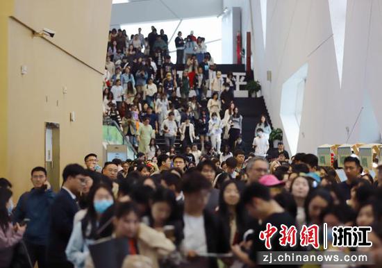 此前在临平大剧院表演的百老汇英文原版音乐剧《芝加哥》散场。 临平大剧院供图