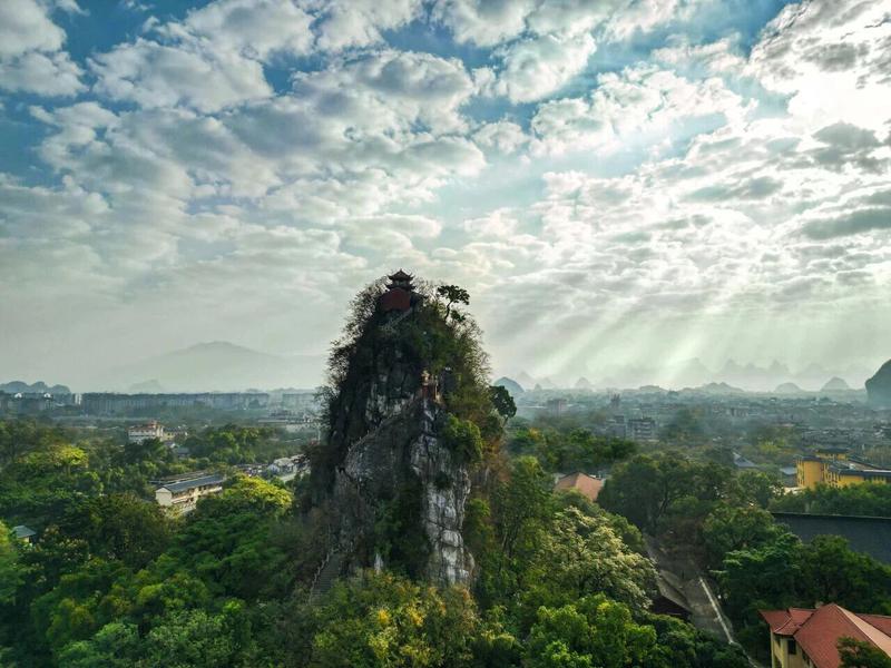 ▲独秀峰(图片来源:靖江王府微信公众号) ▲独秀峰(图片来源:靖江王府微信公众号)