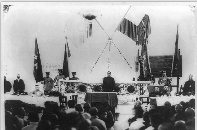 ▲孙中山在王城内演讲“三民主义为造成新世界之工具”(图片来源:桂林市委宣传部) ▲孙中山在王城内演讲“三民主义为造成新世界之工具”(图片来源:桂林市委宣传部)