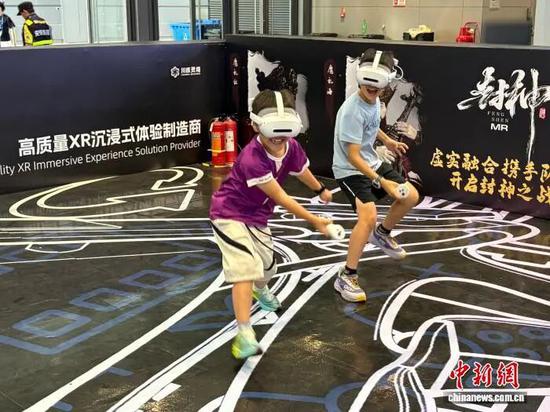 全球数贸会期间,小朋友戴VR眼镜进行沉浸式体验。川核灵境供图 全球数贸会期间,小朋友戴VR眼镜进行沉浸式体验。川核灵境供图