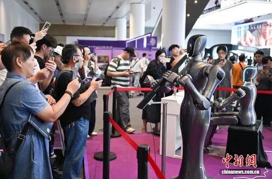 机器人为参观者演绎音乐。王刚 摄 机器人为参观者演绎音乐。王刚 摄