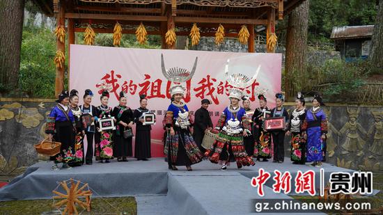 贵州雷山猫猫河举行迎国庆诗歌朗诵会 贵州雷山猫猫河举行迎国庆诗歌朗诵会