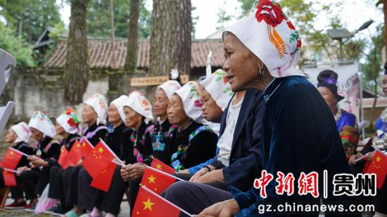 贵州雷山猫猫河举行迎国庆诗歌朗诵会 贵州雷山猫猫河举行迎国庆诗歌朗诵会