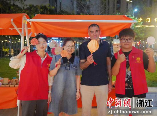 支部党员与外籍教师展示手工艺品。 赵悦汝 供图 支部党员与外籍教师展示手工艺品。 赵悦汝 供图