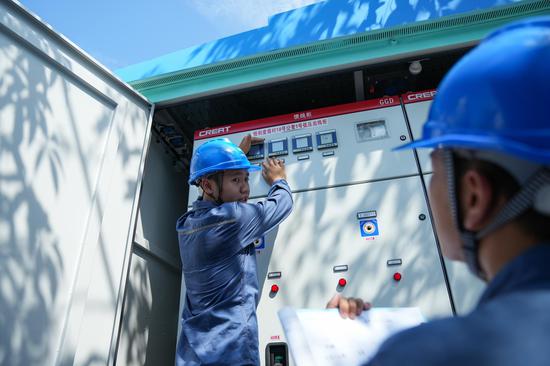 国庆前夕,广西北海供电局运维人员正在检查恒利度假村18号公变运行情况。(阳文志摄) 国庆前夕,广西北海供电局运维人员正在检查恒利度假村18号公变运行情况。(阳文志摄)