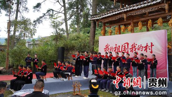 贵州雷山猫猫河举行迎国庆诗歌朗诵会 贵州雷山猫猫河举行迎国庆诗歌朗诵会