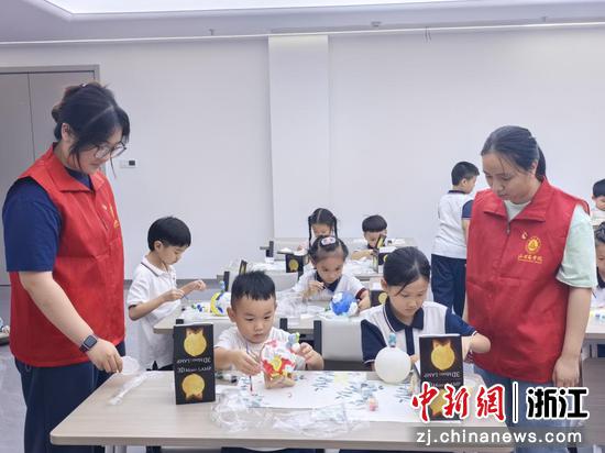 月亮灯手工DIY活动。 赵悦汝 供图 月亮灯手工DIY活动。 赵悦汝 供图