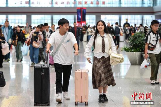10月1日，旅客在贵阳北站候车大厅候车。当日是2025年国庆中秋假期第一天，贵阳北站开行列车506趟，刷新开站以来单日开行列车趟数纪录，迎来客流高峰。中新社记者 瞿宏伦 摄