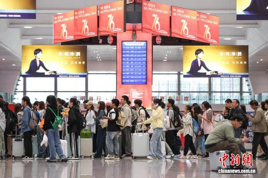 10月1日，旅客在贵阳北站候车大厅候车。当日是2025年国庆中秋假期第一天，贵阳北站开行列车506趟，刷新开站以来单日开行列车趟数纪录，迎来客流高峰。中新社记者 瞿宏伦 摄