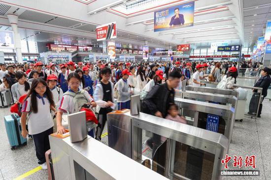 10月1日，旅客在贵阳北站候车大厅排队检票。当日是2025年国庆中秋假期第一天，贵阳北站开行列车506趟，刷新开站以来单日开行列车趟数纪录，迎来客流高峰。中新社记者 瞿宏伦 摄