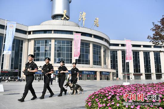 图为北京铁路公安局天津公安处特警支队队员在天津站南广场巡逻巡视，确保国庆期间车站秩序平稳有序。（北京铁路公安局天津公安处供图）