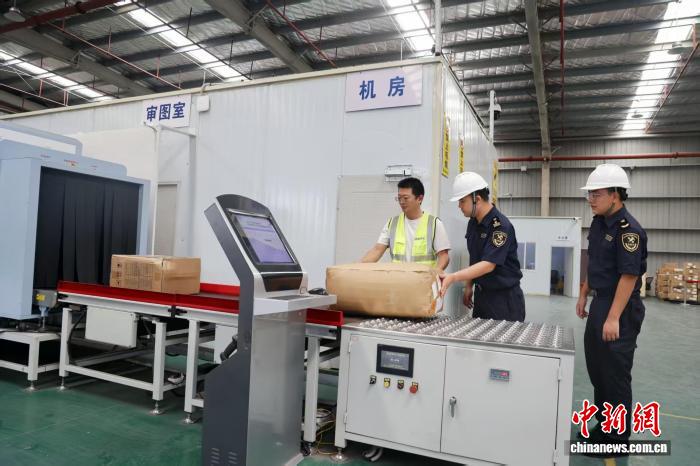 广西东兴口岸跨境电商业务繁忙有序