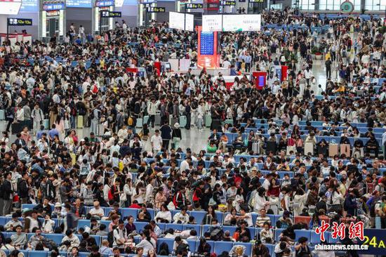 10月1日，旅客在贵阳北站候车大厅候车。当日是2025年国庆中秋假期第一天，贵阳北站开行列车506趟，刷新开站以来单日开行列车趟数纪录，迎来客流高峰。中新社记者 瞿宏伦 摄