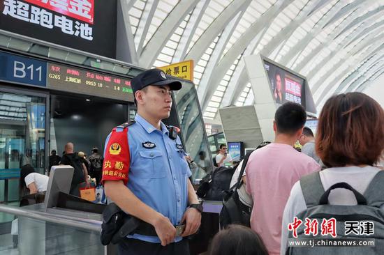 图为北京铁路公安局天津公安处天津西站派出所执勤民警在检票口立岗，确保检票秩序平稳。（北京铁路公安局天津公安处供图）