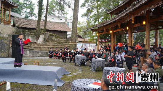 贵州雷山猫猫河举行迎国庆诗歌朗诵会 贵州雷山猫猫河举行迎国庆诗歌朗诵会