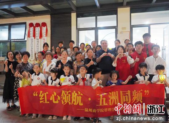 合影留念。 赵悦汝 供图 合影留念。 赵悦汝 供图