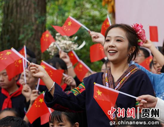 贵州雷山猫猫河举行迎国庆诗歌朗诵会 贵州雷山猫猫河举行迎国庆诗歌朗诵会