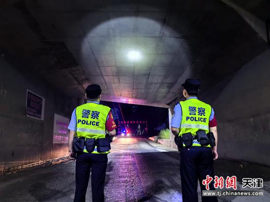 图为北京铁路公安局天津公安处永清站派出所线路民警夜间开展大清查，确保国庆期间线路安全。（北京铁路公安局天津公安处供图）