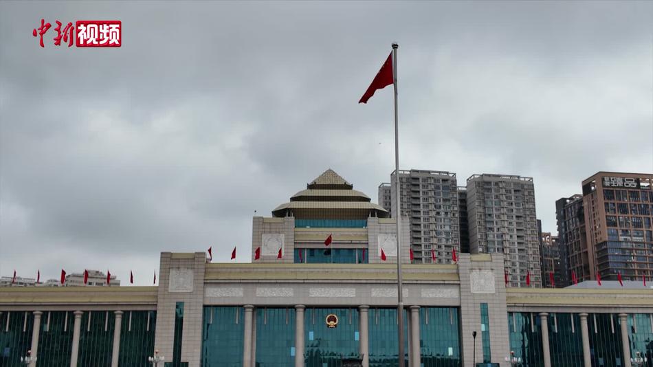 广西南宁国庆升旗：民众彻夜守候“中国浪漫”