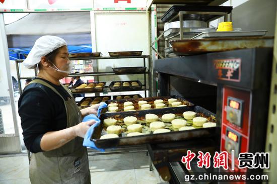 店主石锡华正在制作手工月饼。杨家孟摄