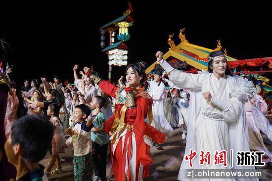 游客与身着古风服饰的演员互动。（资料图，安吉云上草原度假区供图）