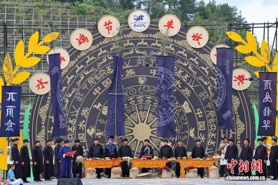 图为10月1日，水书先生在开端大典上祭祀。记者 刘美伶 摄